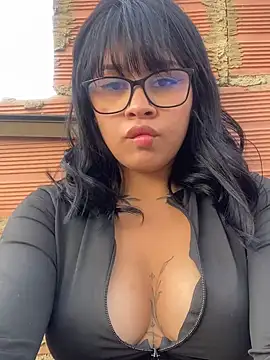 Snapshot of honeyy_mia chatting on February 9, 9:39 pm honeyy mia online show from February 9, 9:39 pm