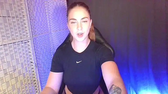 KayleyxEmily online show from November 3, 9:05 pm