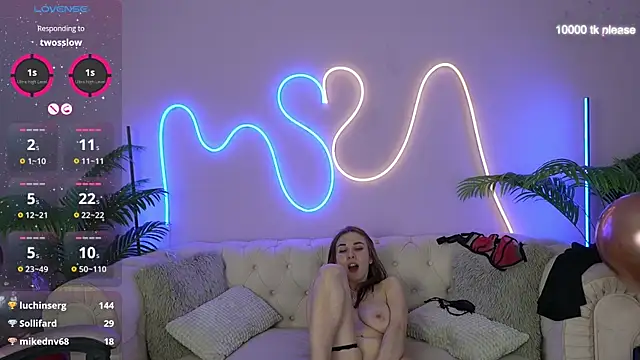 Snapshot of JennyyLuv chatting on February 13, 2:01 am JennyyLuv online show from February 13, 2:01 am