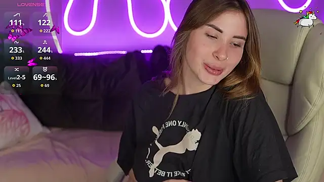 Snapshot of JennyyLuv chatting on November 3, 1:51 am JennyyLuv online show from November 3, 1:51 am