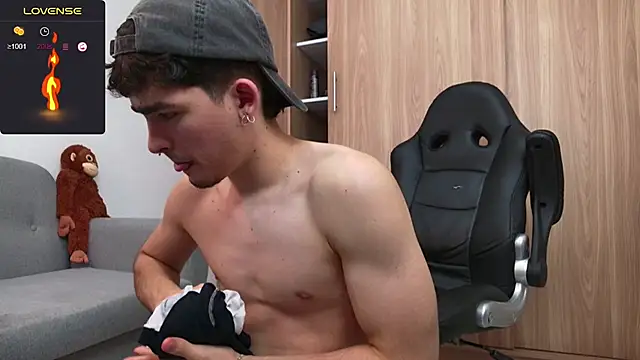 Snapshot of zenn_rush1 chatting on December 17, 2:22 pm zenn rush1 online show from December 17, 2:22 pm