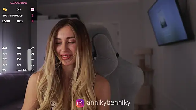 Coconutkittyy online show from February 18, 6:37 pm