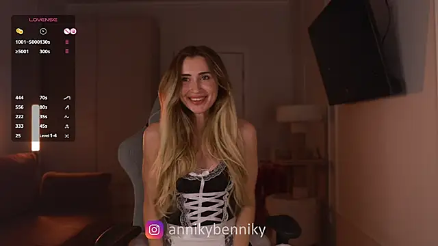 Coconutkittyy online show from March 4, 5:45 pm