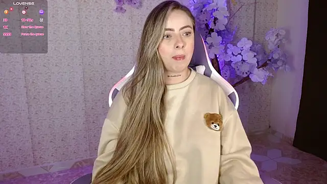 Snapshot of NaomiFox1 chatting on February 8, 8:20 am NaomiFox1 online show from February 8, 8:20 am