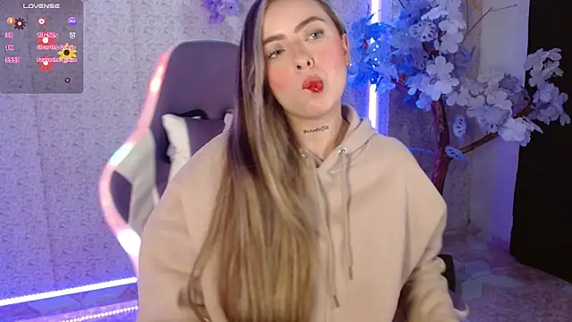 Snapshot of NaomiFox1 chatting on February 15, 3:31 am NaomiFox1 online show from February 15, 3:31 am