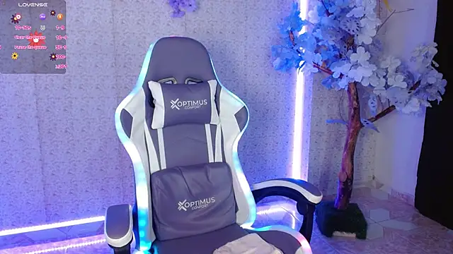 Snapshot of NaomiFox1 chatting on February 20, 7:23 am NaomiFox1 online show from February 20, 7:23 am