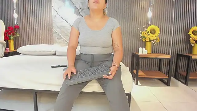Snapshot of julietha_taylor chatting on May 5, 1:13 am julietha taylor online show from May 5, 1:13 am