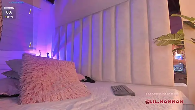 lil hanna18 online show from January 28, 2:42 pm