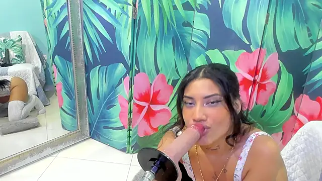 Snapshot of Mieldeluna chatting on February 18, 5:58 am Mieldeluna online show from February 18, 5:58 am