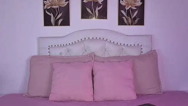 Snapshot of AnneGagner chatting on September 21, 12:01 am AnneGagner online show from September 21, 12:01 am