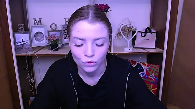 MissOliviaa  online show from December 24, 7:49 am