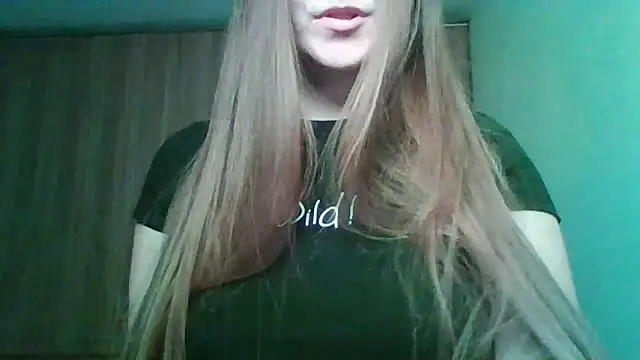 Snapshot of Evasapples chatting on May 6, 1:49 pm Evasapples online show from May 6, 1:49 pm