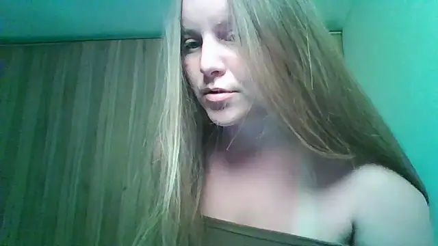 Snapshot of Evasapples chatting on May 28, 12:02 pm Evasapples online show from May 28, 12:02 pm