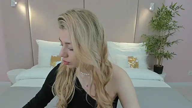 Snapshot of HelenaMorgan chatting on February 7, 3:01 am HelenaMorgan online show from February 7, 3:01 am