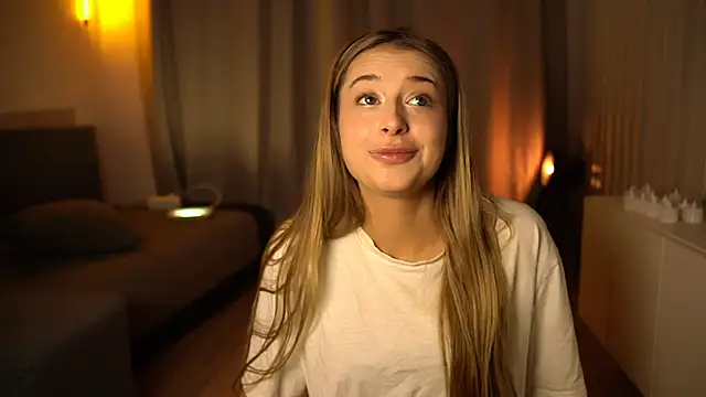 Snapshot of elisa_moon chatting on December 13, 3:43 pm elisa moon online show from December 13, 3:43 pm