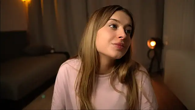 Snapshot of elisa_moon chatting on December 21, 5:07 pm elisa moon online show from December 21, 5:07 pm