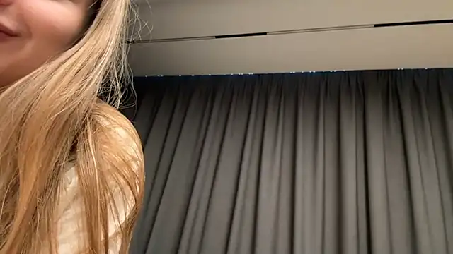 Snapshot of elisa_moon chatting on December 26, 7:45 am elisa moon online show from December 26, 7:45 am