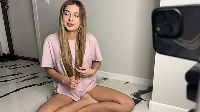 Snapshot of elisa_moon chatting on January 16, 1:06 am elisa moon online show from January 16, 1:06 am