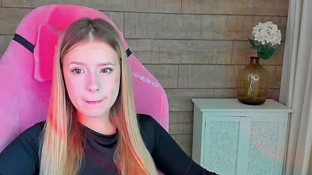 Snapshot of MilanaBalmain chatting on September 28, 4:07 am MilanaBalmain online show from September 28, 4:07 am