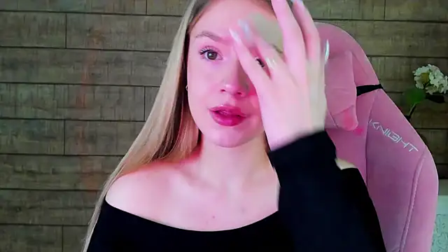 Snapshot of MilanaBalmain chatting on October 18, 4:37 am MilanaBalmain online show from October 18, 4:37 am