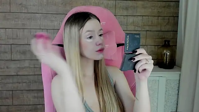 Snapshot of MilanaBalmain chatting on November 16, 4:29 am MilanaBalmain online show from November 16, 4:29 am