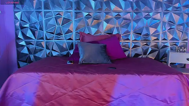 keendaall online show from February 8, 1:11 pm