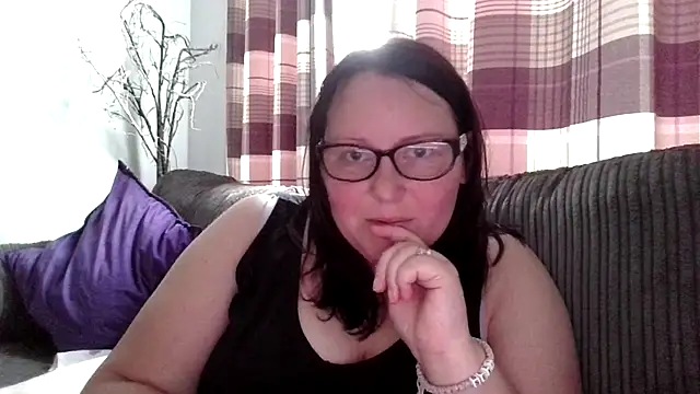 Snapshot of Curvy-Clare-30 chatting on August 2, 7:01 pm Curvy-Clare-30 online show from August 2, 7:01 pm