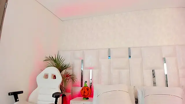 Snapshot of im_nika_ chatting on October 31, 1:34 pm im nika online show from October 31, 1:34 pm