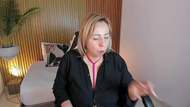 Snapshot of andre_soto_ chatting on December 29, 2:17 am andre soto online show from December 29, 2:17 am