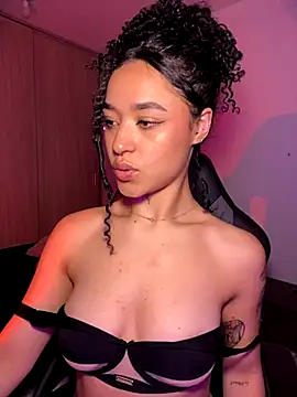 Crystal Dluna online show from November 10, 5:01 pm