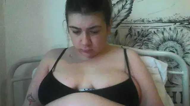 Snapshot of CamilaCherryX chatting on October 6, 3:31 pm CamilaCherryX online show from October 6, 3:31 pm