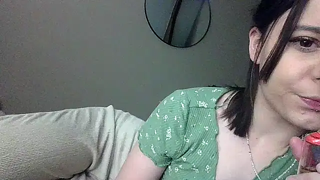 Snapshot of Petite_moi chatting on March 25, 12:44 pm Petite moi online show from March 25, 12:44 pm