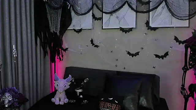 Morgan Hilll  online show from October 25, 11:51 am