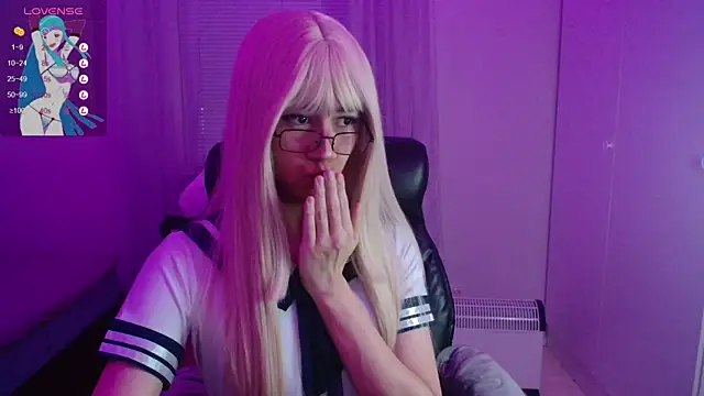 Snapshot of lewd_pillows chatting on December 27, 11:10 pm lewd pillows online show from December 27, 11:10 pm