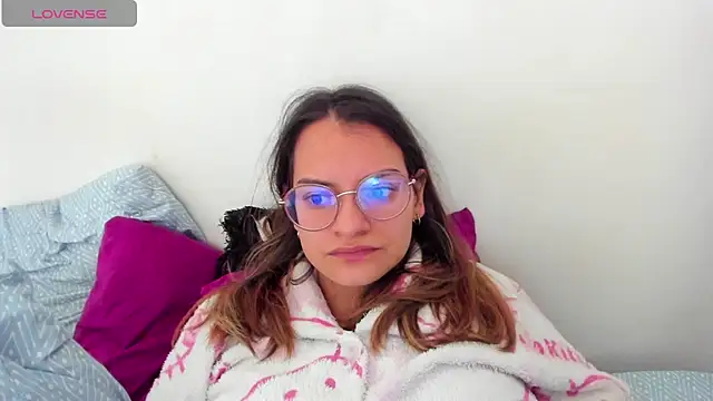 Snapshot of Angie_Pirss chatting on December 15, 3:05 pm Angie Pirss online show from December 15, 3:05 pm