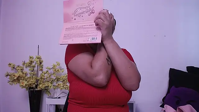 Nicol Love0 online show from February 18, 12:45 pm