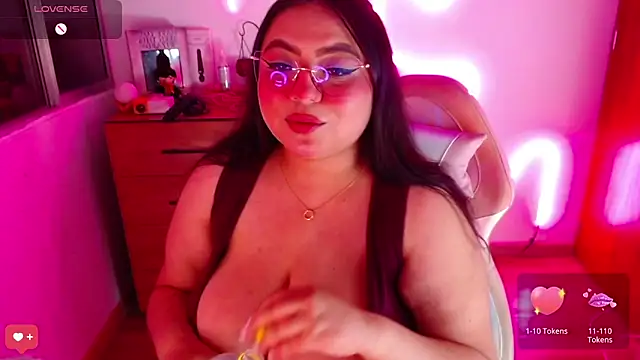 Snapshot of Rebeca_charme21 chatting on February 14, 3:43 am Rebeca charme21 online show from February 14, 3:43 am