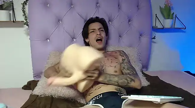 Snapshot of Apolo_Hidalgo01 chatting on February 18, 5:31 pm Apolo Hidalgo01 online show from February 18, 5:31 pm