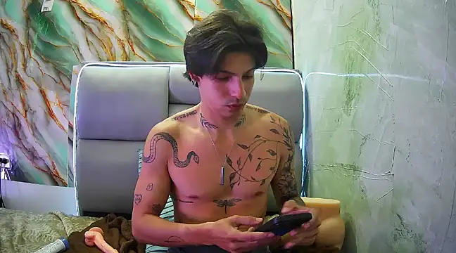 Snapshot of Apolo_Hidalgo01 chatting on February 19, 7:38 pm Apolo Hidalgo01 online show from February 19, 7:38 pm