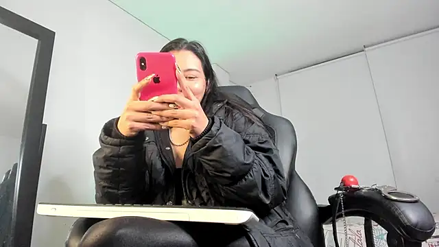 Snapshot of charlotte_joliedart chatting on January 3, 4:11 am charlotte joliedart online show from January 3, 4:11 am