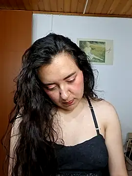 Snapshot of Emi_chik chatting on April 2, 11:41 am Emi chik online show from April 2, 11:41 am