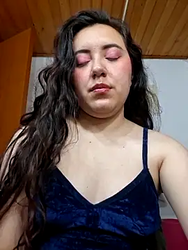 Snapshot of Emi_chik chatting on April 8, 11:21 am Emi chik online show from April 8, 11:21 am