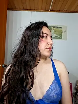 Snapshot of Emi_chik chatting on April 24, 11:12 am Emi chik online show from April 24, 11:12 am