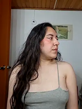 Snapshot of Emi_chik chatting on May 9, 5:23 am Emi chik online show from May 9, 5:23 am