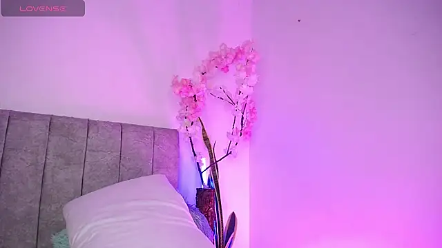 Snapshot of Sweet_hot_mia chatting on July 20, 2:19 pm Sweet hot mia online show from July 20, 2:19 pm