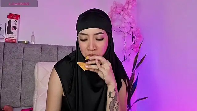 Snapshot of Sweet_hot_mia chatting on July 31, 4:17 pm Sweet hot mia online show from July 31, 4:17 pm
