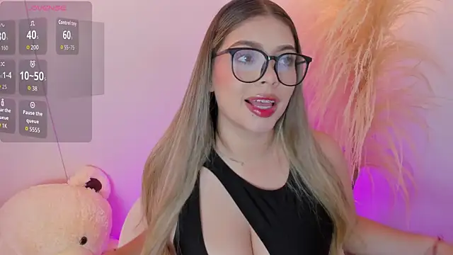 Snapshot of thaliafox_ chatting on July 28, 9:25 pm thaliafox online show from July 28, 9:25 pm