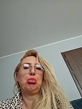 Snapshot of MariaRichi_ chatting on March 4, 10:24 am MariaRichi  online show from March 4, 10:24 am