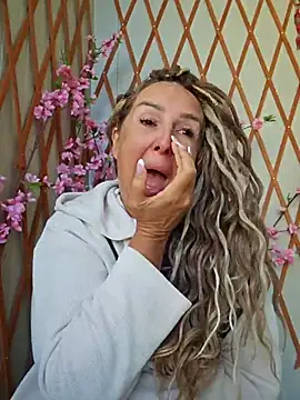 Snapshot of MariaRichi_ chatting on October 6, 6:44 am MariaRichi  online show from October 6, 6:44 am