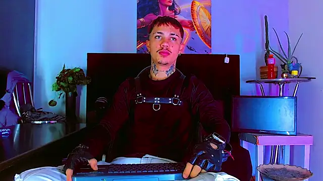 HannibalLester online show from February 6, 4:39 am